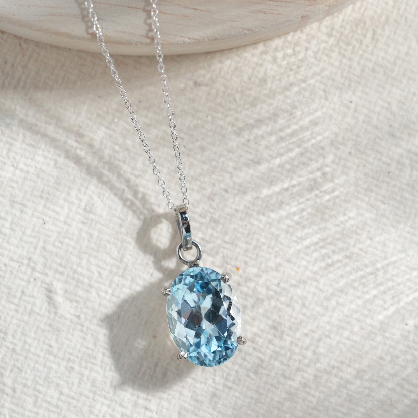 Ovella 17 carats Sky blue topaz Pendant with Chain