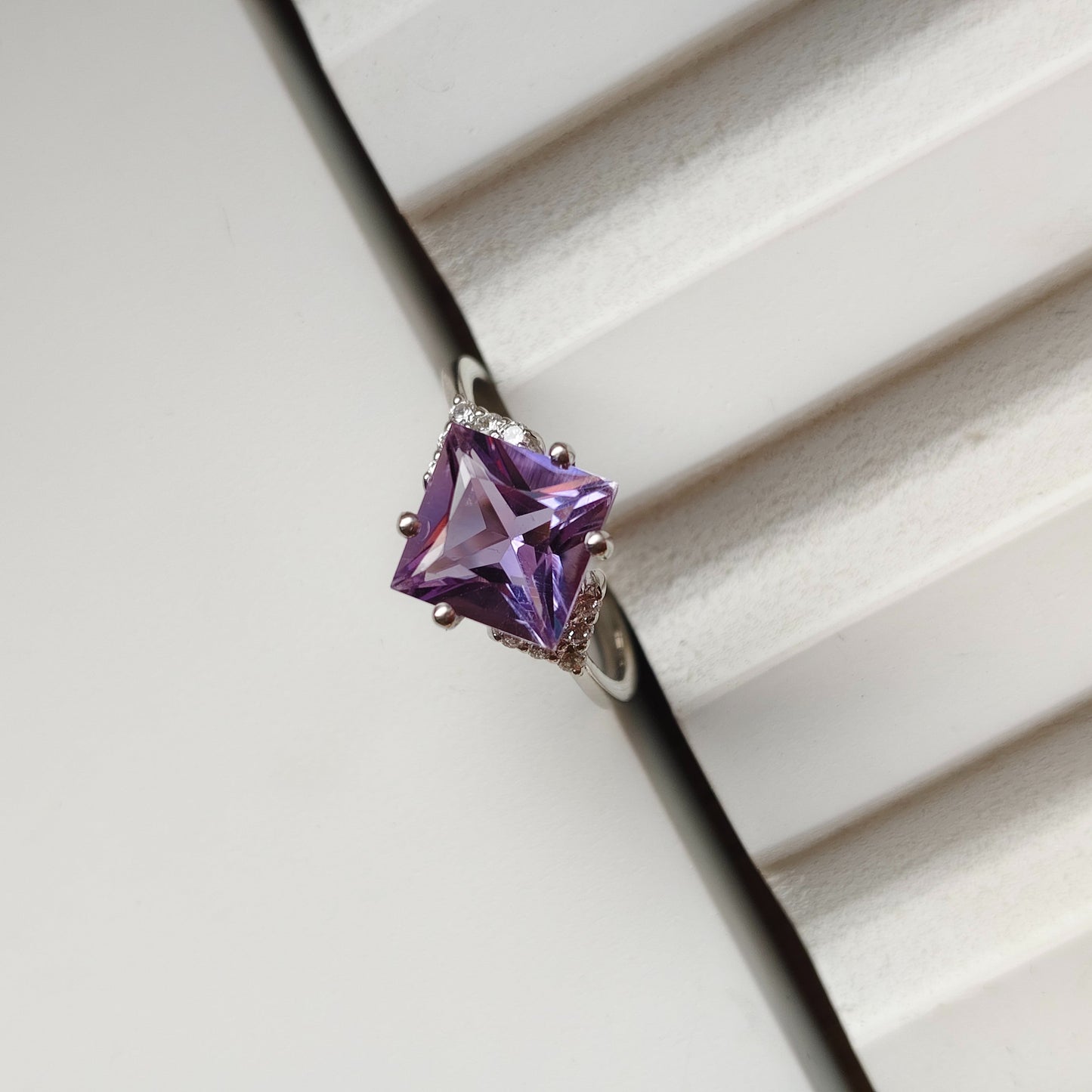 Squared Gleam Amethyst Ring