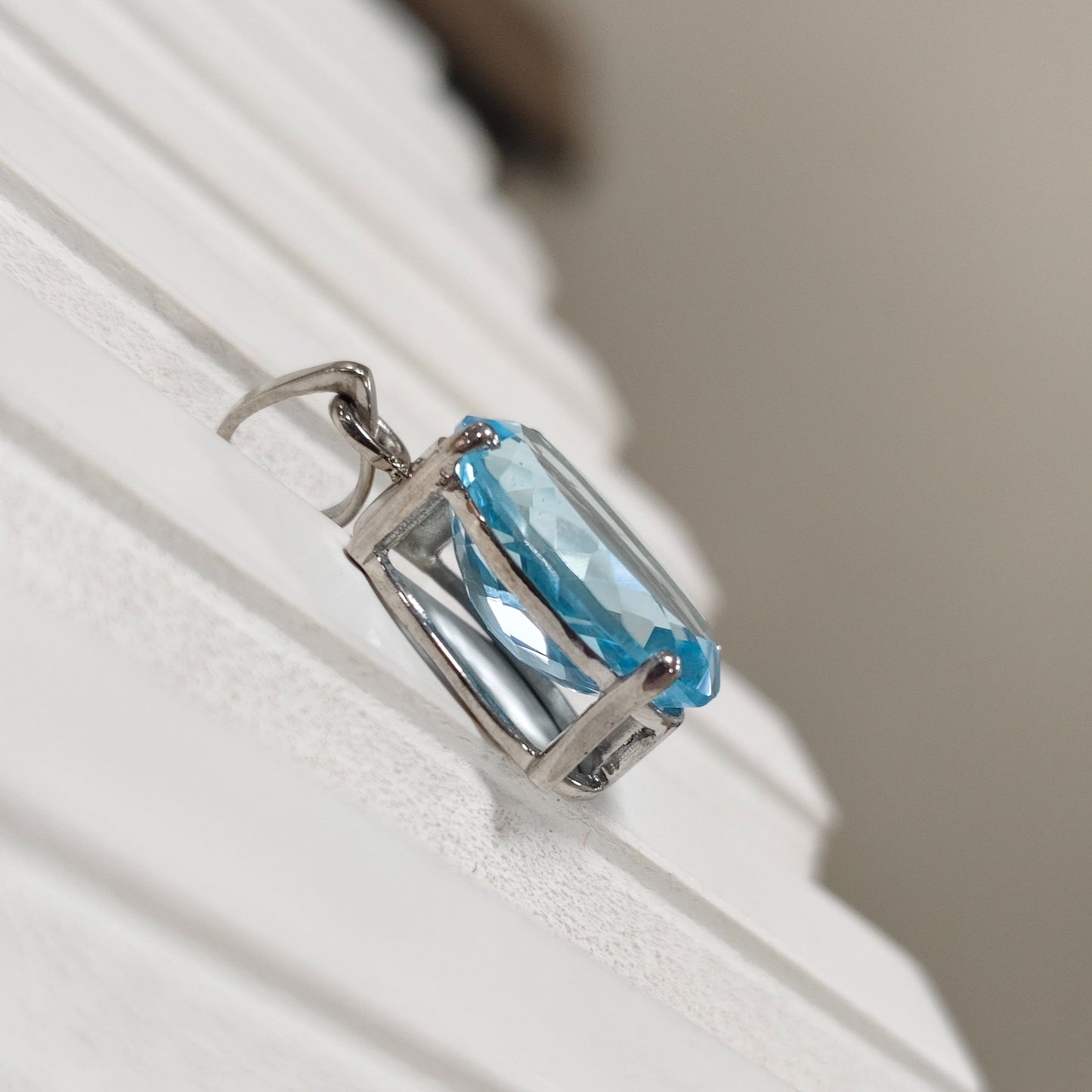 Ovella 17 carats Sky blue topaz Pendant with Chain