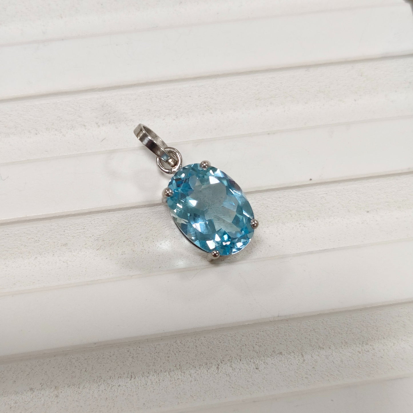 Ovella 17 carats Sky blue topaz Pendant with Chain