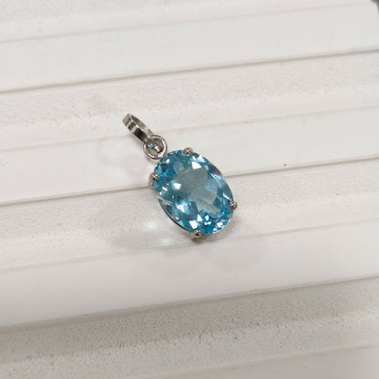 Ovella 17 carats Sky blue topaz Pendant with Chain