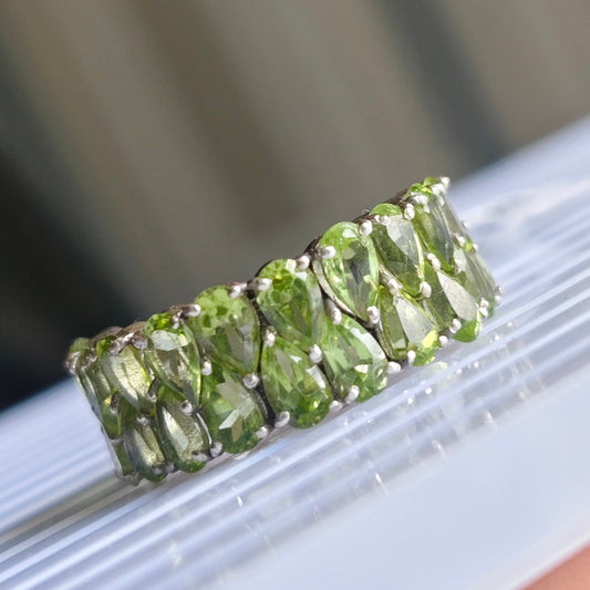 'Peridot Links' 925 Silver Ring Band
