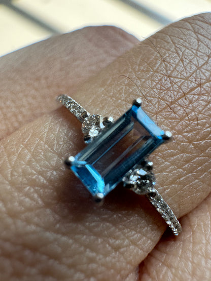 A Blue Bar Topaz Gold Ring