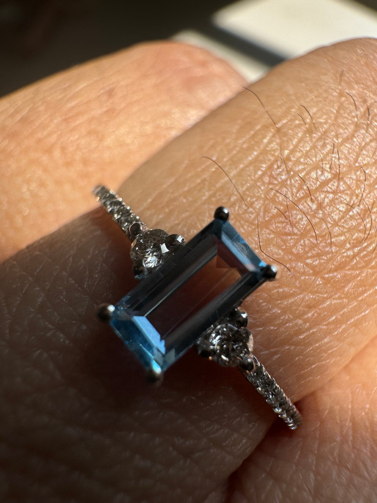 A Blue Bar Topaz Gold Ring