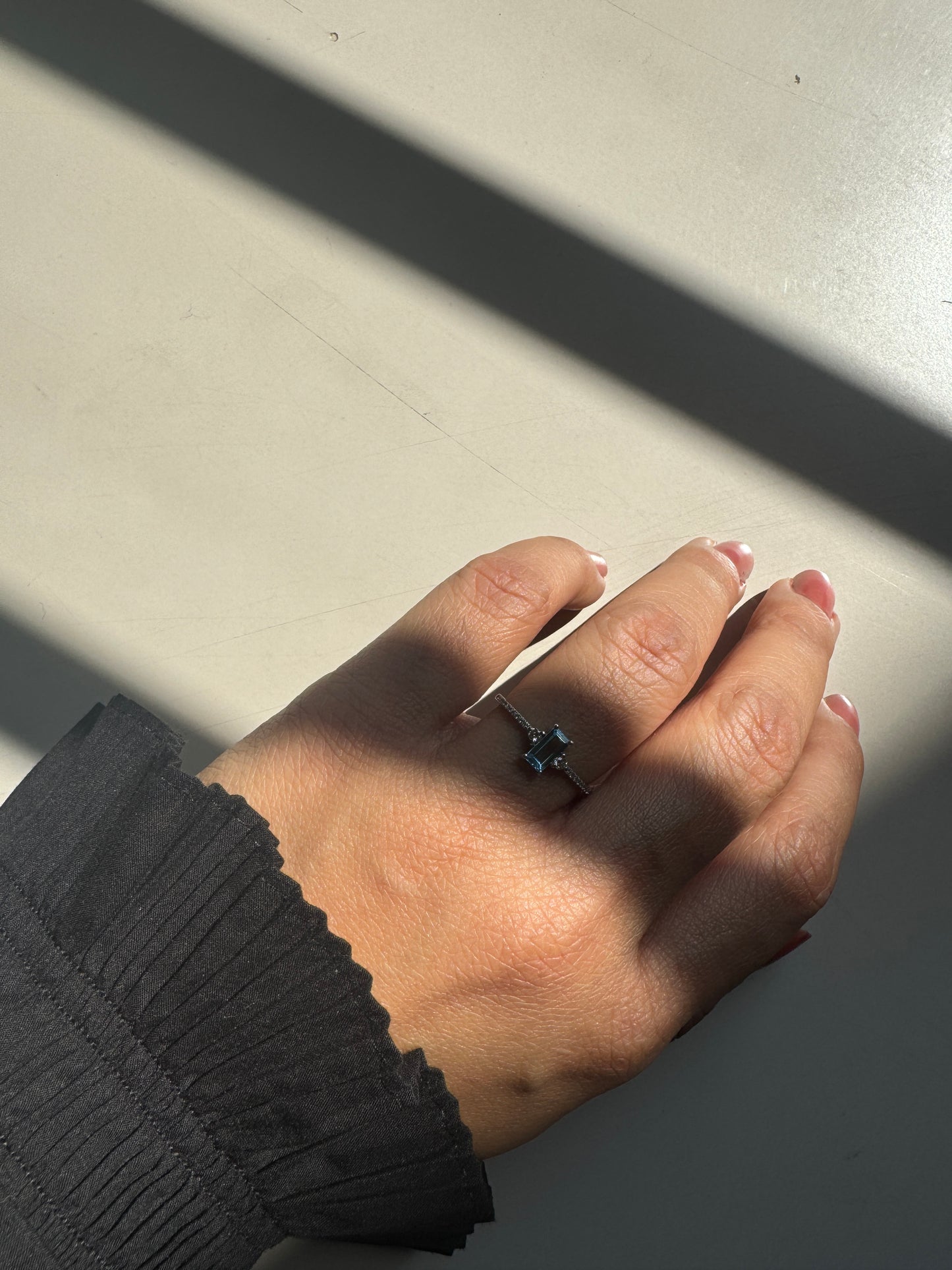 A Blue Bar Topaz Gold Ring