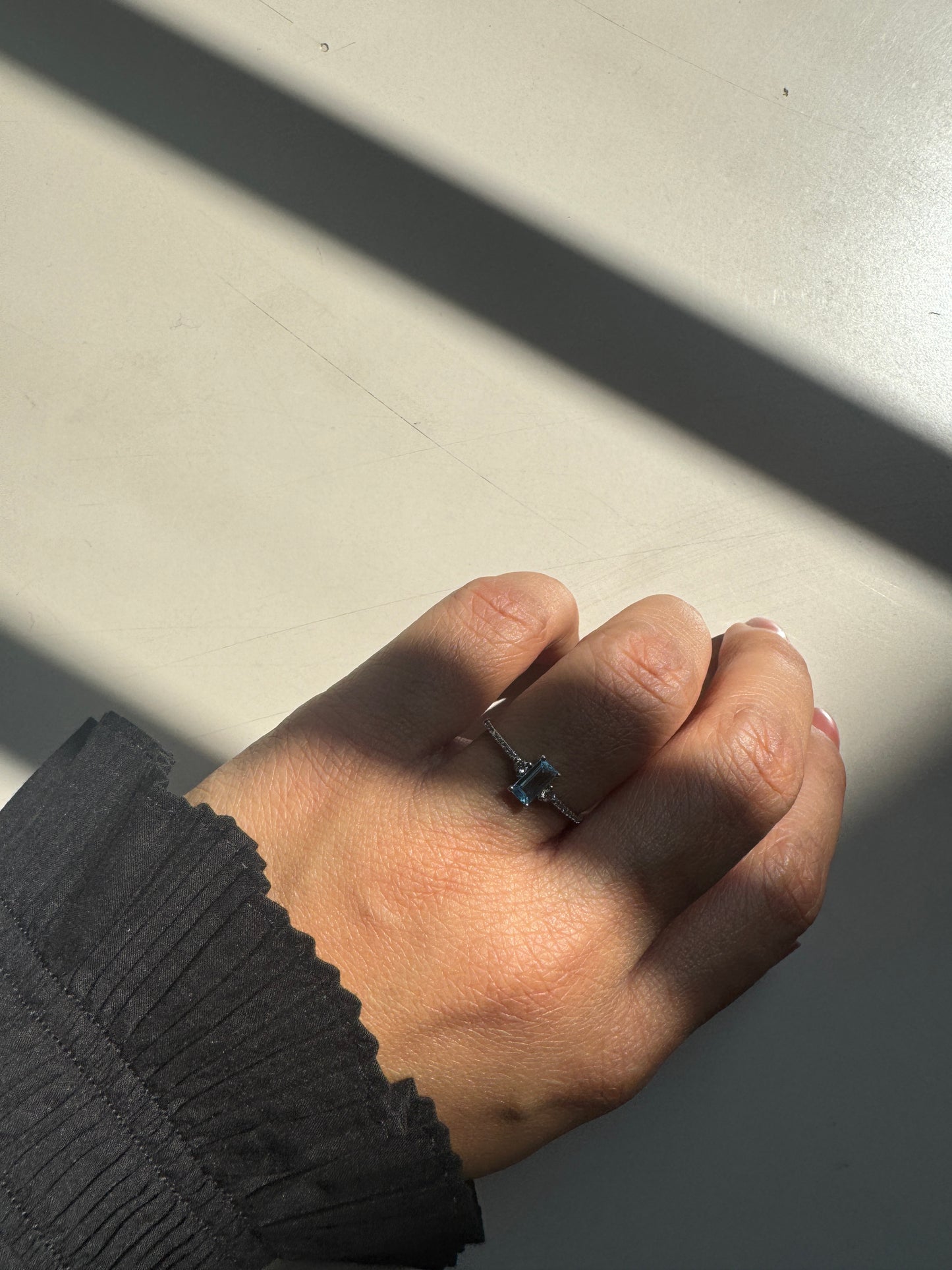 A Blue Bar Topaz Gold Ring