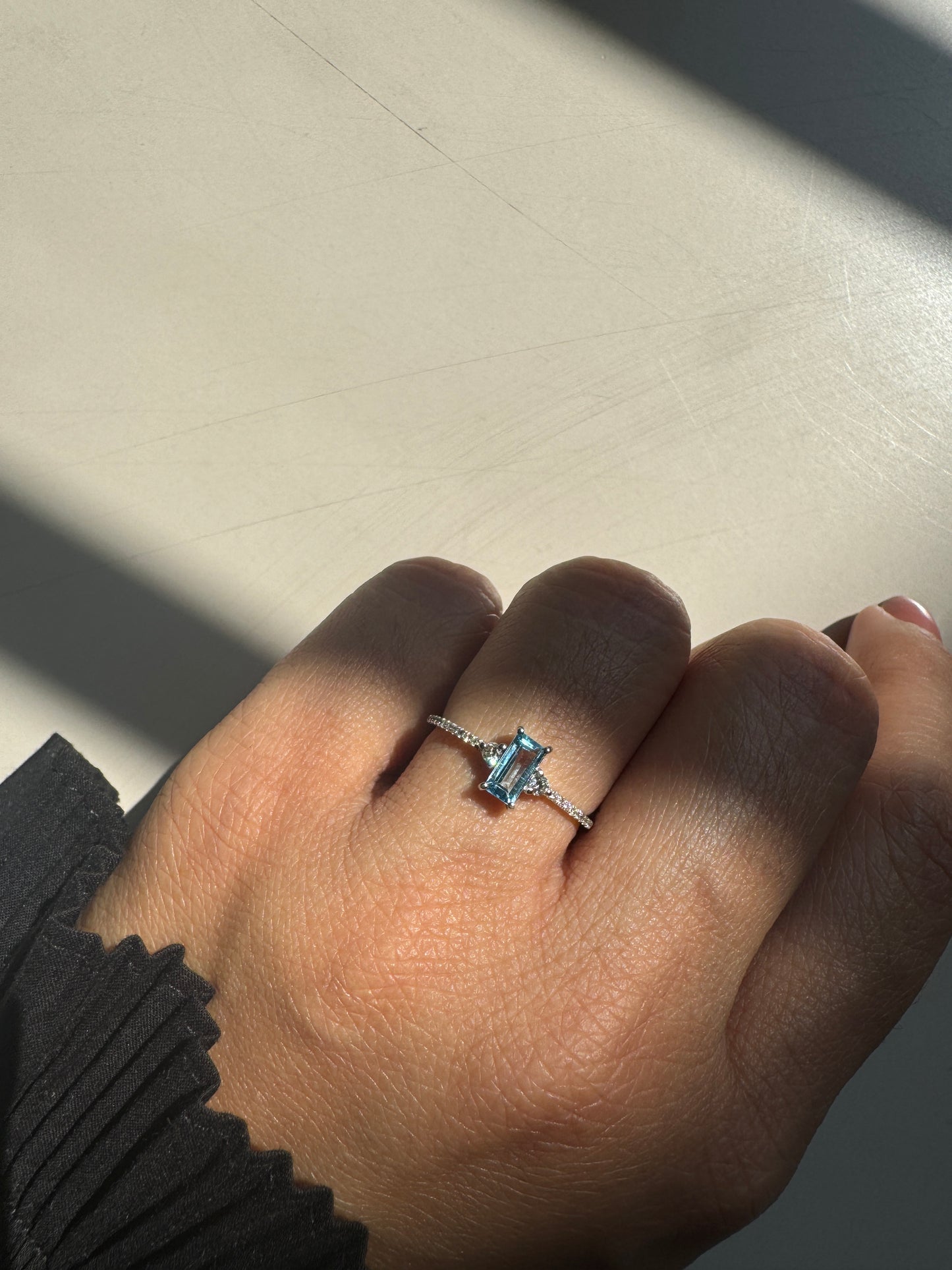 A Blue Bar Topaz Gold Ring